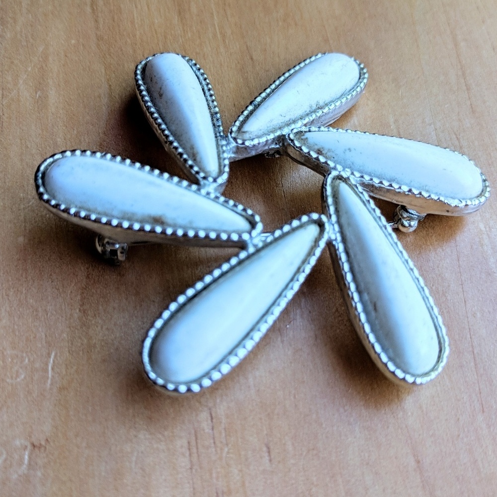 Vintage Emmons signed large white floral brooch - Picture 2 of 5